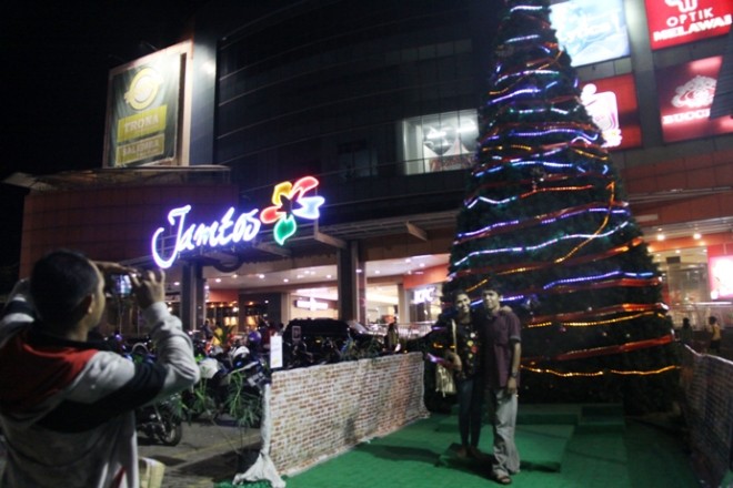 Pohon natal yang dipajang di halaman Jamtos